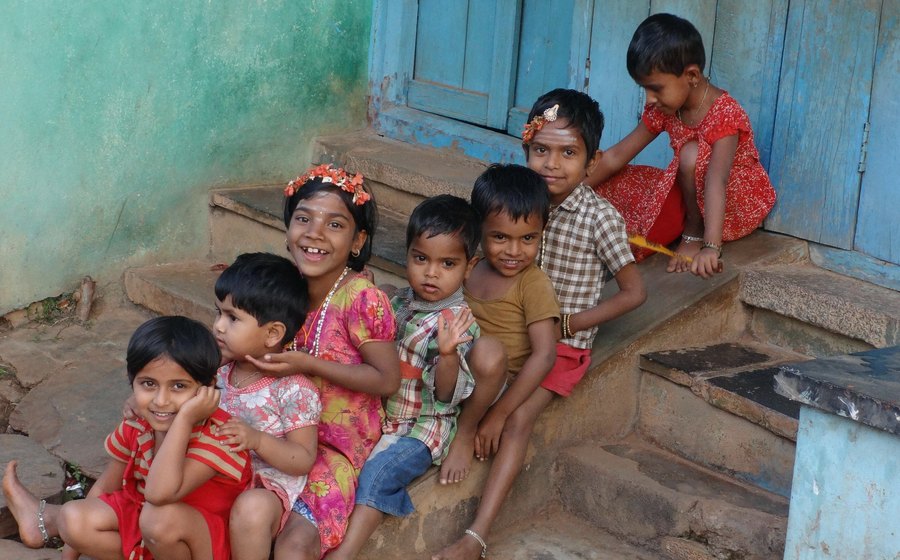 Niños compartiendo en comunidad